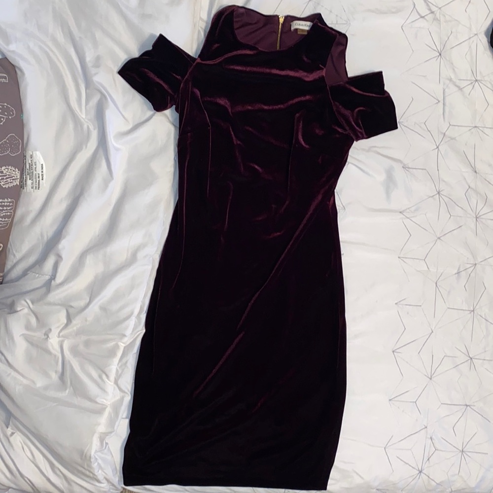 Calvin Klein Modern Scuba Burgundy Velvet  cold shoulder  Dress size 2